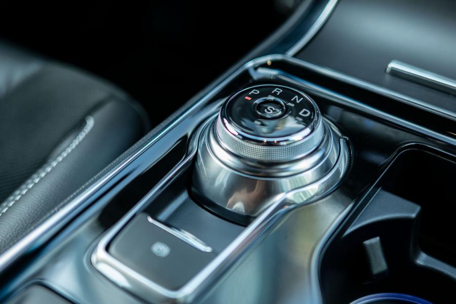 Детали интерьера Ford Edge ST 2019 года  (UAE) (фото 8 из 11)